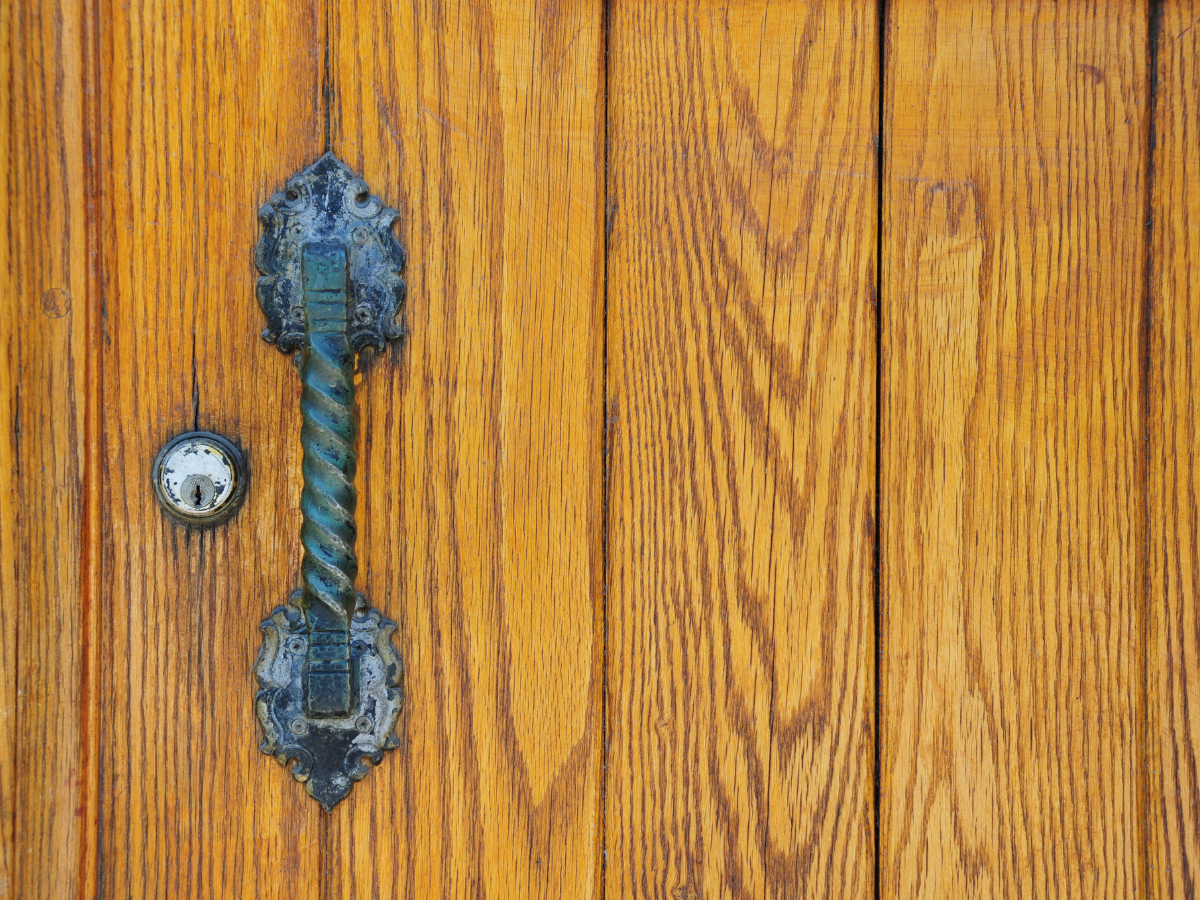Exemplu de patină a lemnului și fierului forjat la ușile peste care a trecut timpul