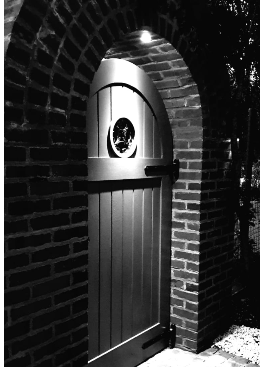 Iluminare cu senzori poarta caramida lemn CottageGates